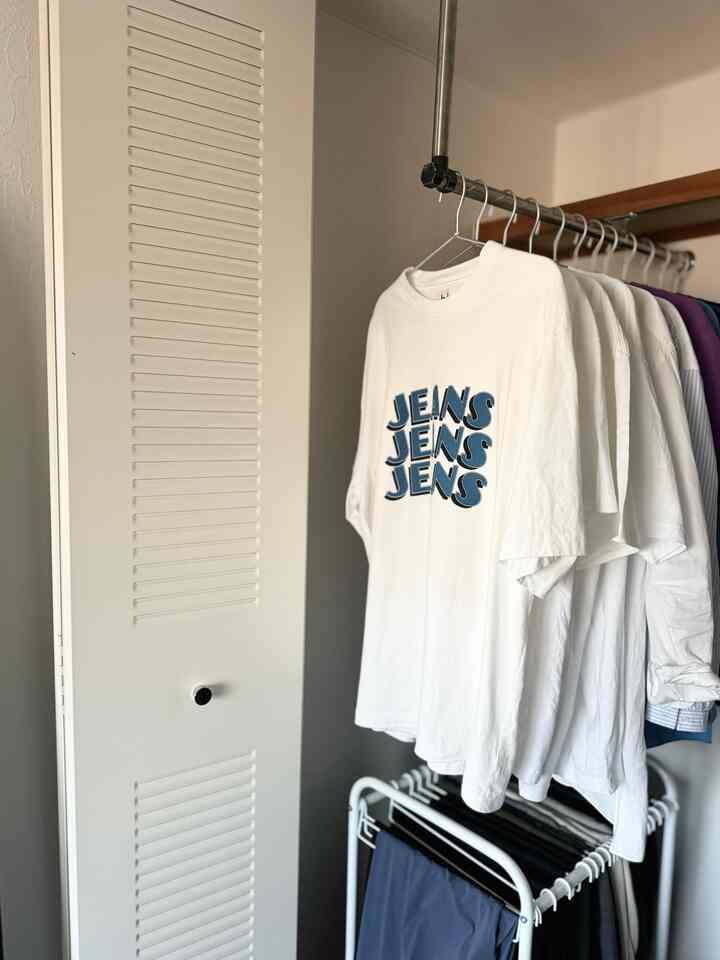 洋服の収納、
開いてすぐ見える服もインテリアとして考えています。
(撮影の時だけ綺麗にしているなんて、そんなことハアリマセン…)

服にも少しずつ青が侵食してきて怖い限りです…🔵

#クローゼット
#ブルー
#洋服 
#洋服部屋・衣類部屋 