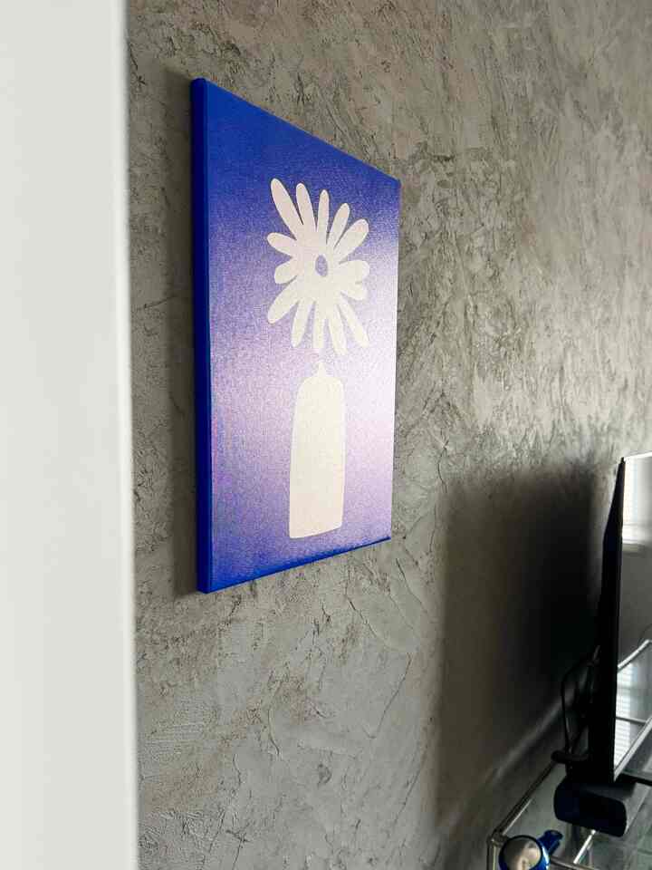 Thinking back, it must have been a lot of work to plaster the walls.

But at the same time, I'm glad I did it to get the right texture.

(Just pretend you didn't see the wires behind the TV.)

#plaster

#mortar

#DULTON

#TV stand
