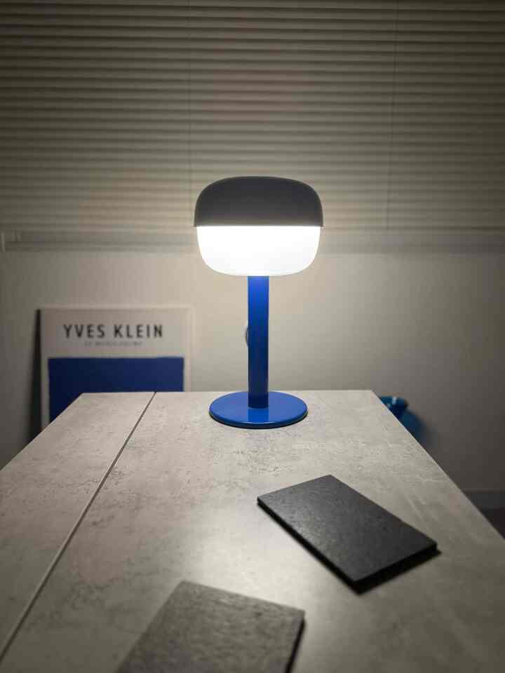 照明のみならず
インテリアとしても抜群なこのアイテム。

青の色味もたまらんし
IKEA様々や…(北海道にも是非お願いします…)

#IKEA
#ブルー
#テーブル照明 
#リフトアップテーブル