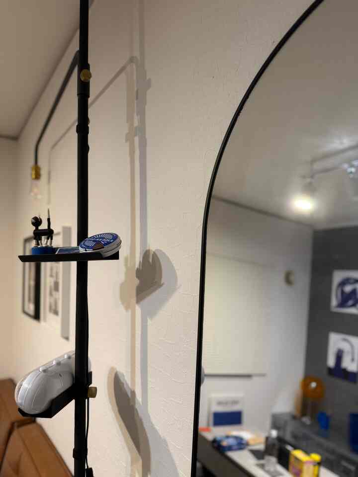 極限に散らかってるけど
色味のアクセントが良い感じだったので
ポートレートでぼかして投稿。

…いやただ散らかってるだけか…。

#全身ミラー 
#レザーソファ
#置き時計
#カラフルなインテリア 