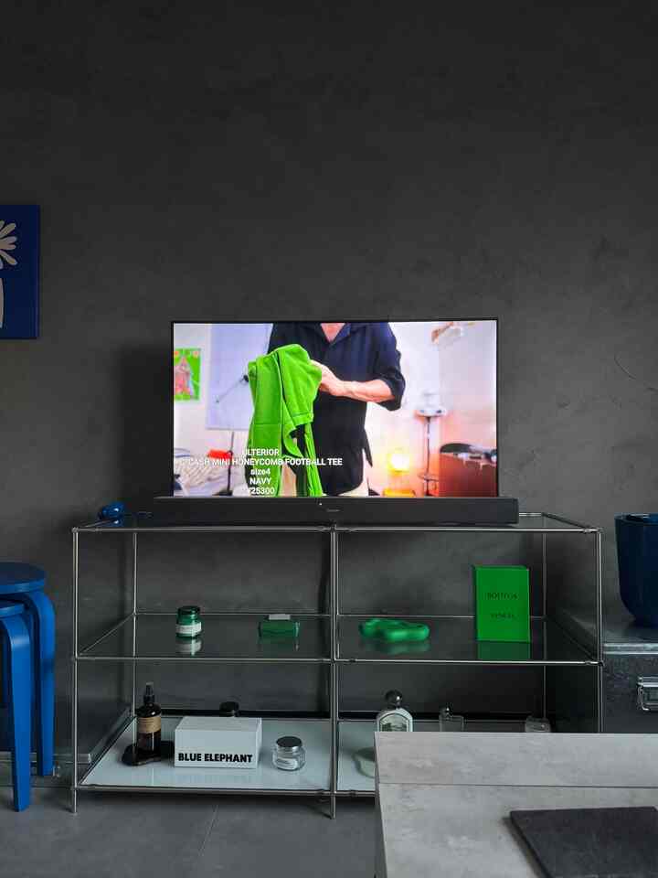 Akhir-akhir ini, saya tertarik dengan warna-warna cerah untuk pakaian saya...

Foto ini menggambarkannya. Lol

#Biru
#Hijau
#NamiKazu
#InteriorKorea
#MejaAngkat
#TV