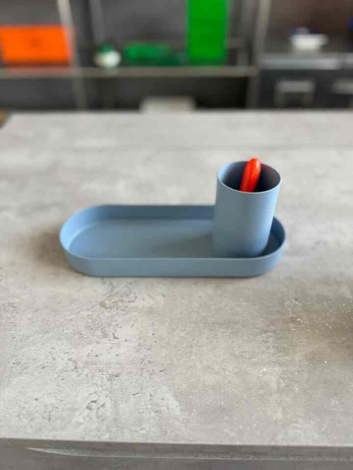 The color is 600 times more beautiful than I imagined.
The set with the orange pen is exactly what I like.
I find myself touching the pen even when I don't need to...
It's a mysterious habit...

#HighTide
#DeskOrganizer
#Pen