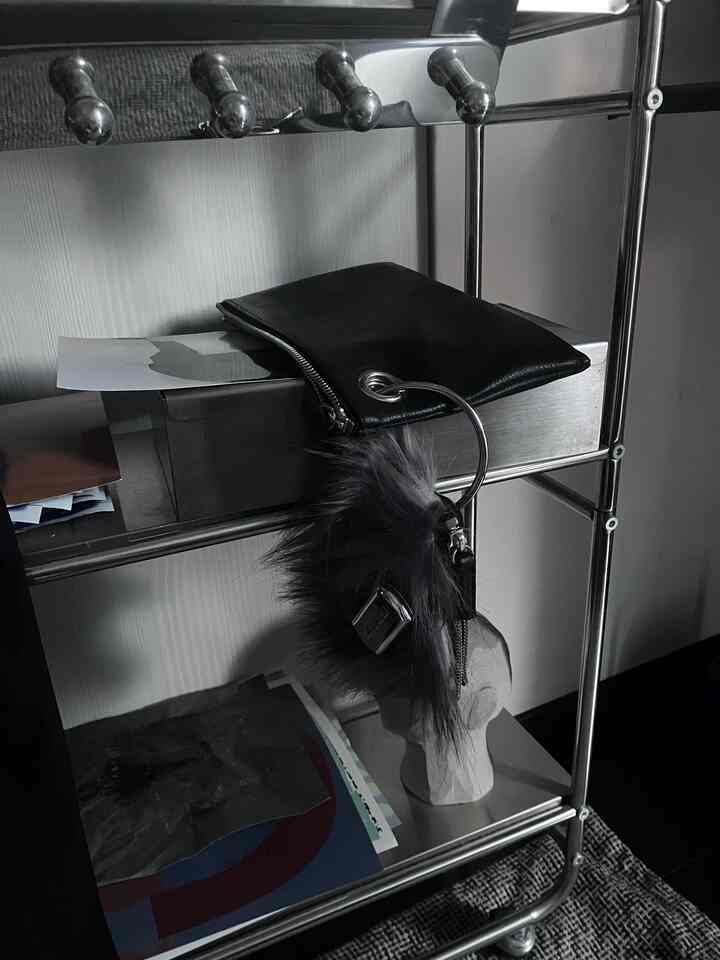 ステンレスワゴンと最近お気に入りのbrayeリップ


#無機質　#無機質インテリア　#ステンレス　#ステンレスワゴン　#アートカレンダー　#ikea #オブジェ #cooeedesign #ファー　#braye