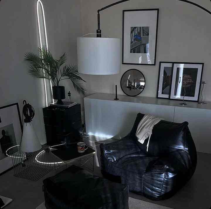 リビングルームに新しいソファ
レザーのビーズクッションが仲間入り




#ソファ　#レザー　#ビーズクッション #フレジア　#リビングルーム #リビングルームインテリア　#無機質　#無機質インテリア　#flos #mayday #LEDテープライト　#ikea #フロアスタンド #フロアライト #フェイクグリーン #ミラー #ポスター 