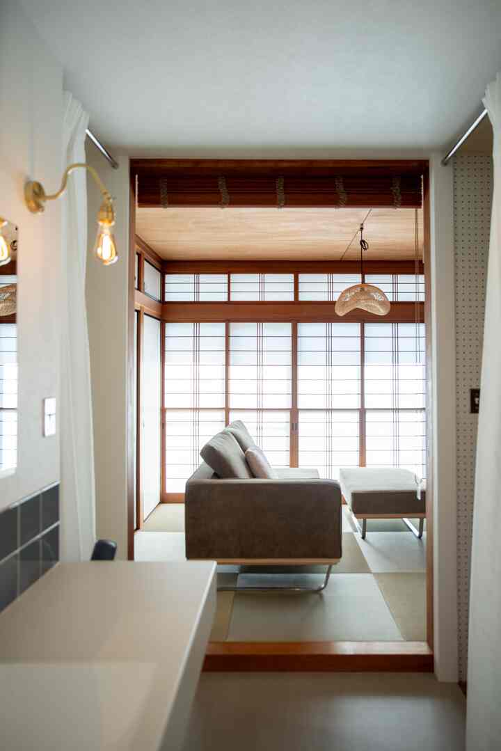 木目調と白が調和したリビング、コーデュロイソファと畳が配置されたナチュラルモダンな雰囲気のインテリア