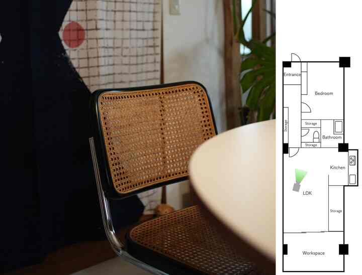 ナチュラルな木目調のラタン製ダイニングチェアと白いテーブルが配置されたヴィンテージ風のダイニング空間