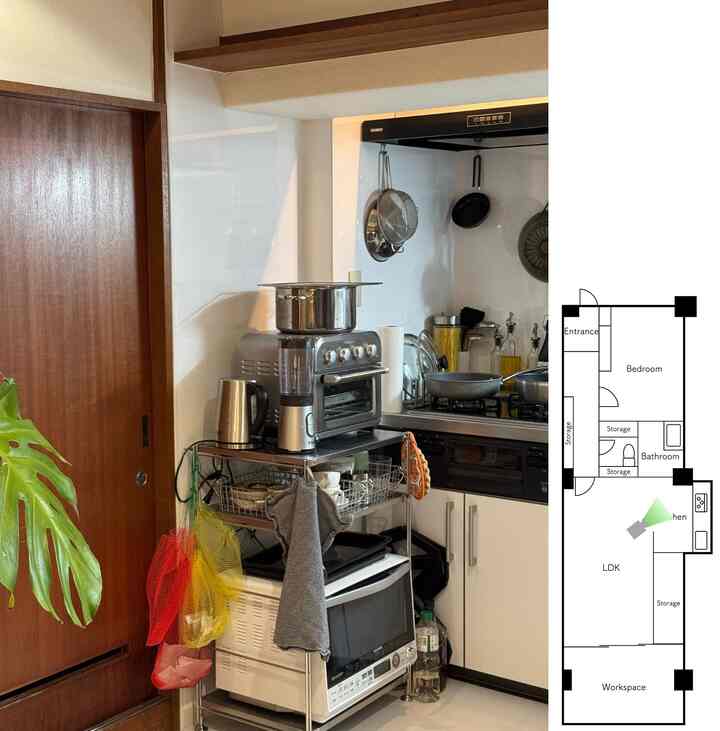 明るいベージュとシルバーの色調のキッチン、金属製の収納棚にシルバーの調理家電と調理器具が実用的に配置された雰囲気のあるインテリア
