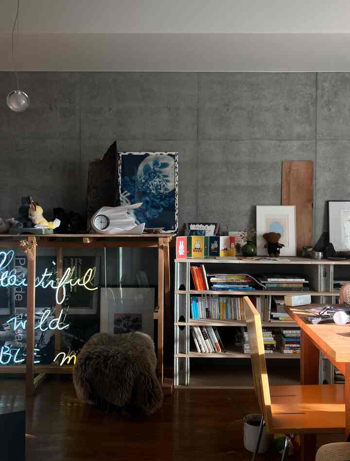 🇯🇵 1LDK｜コンクリート打ち放しマンションで、DIY家具と暮らすデザイナー