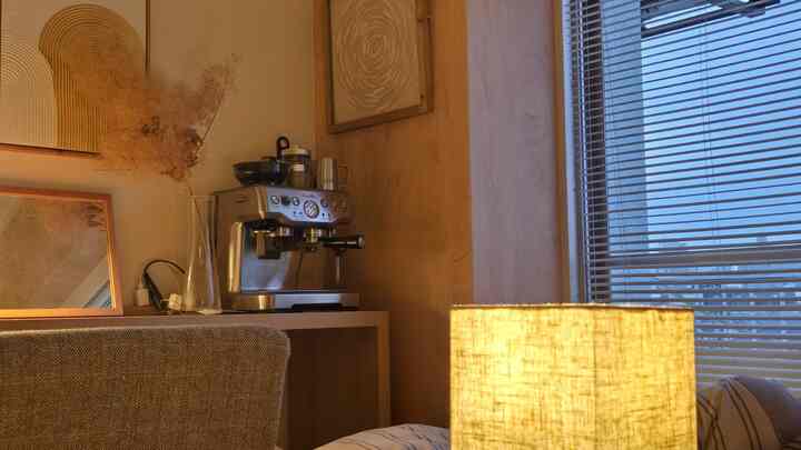 ナチュラルな木目調とシルバーのエスプレッソマシンがある6畳サイズのおうちカフェの印象的な空間