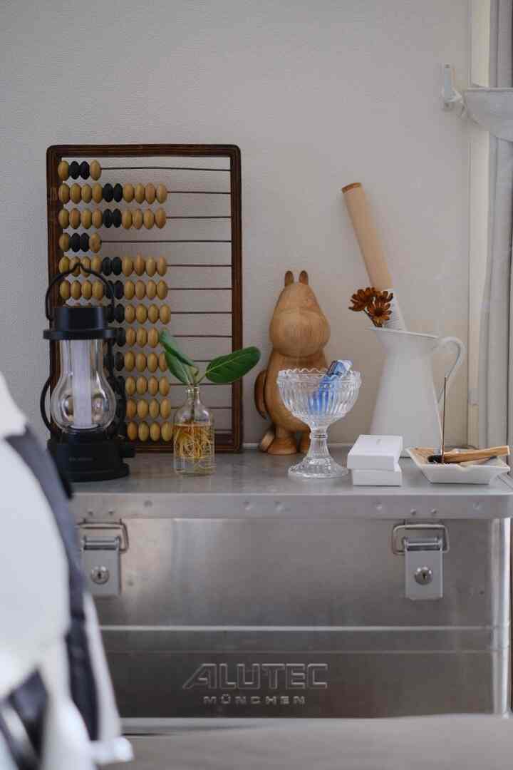 白とナチュラルカラーのキッチン、ロシアの伝統的なそろばんとムーミンのオブジェが配置された雰囲気のあるインテリア