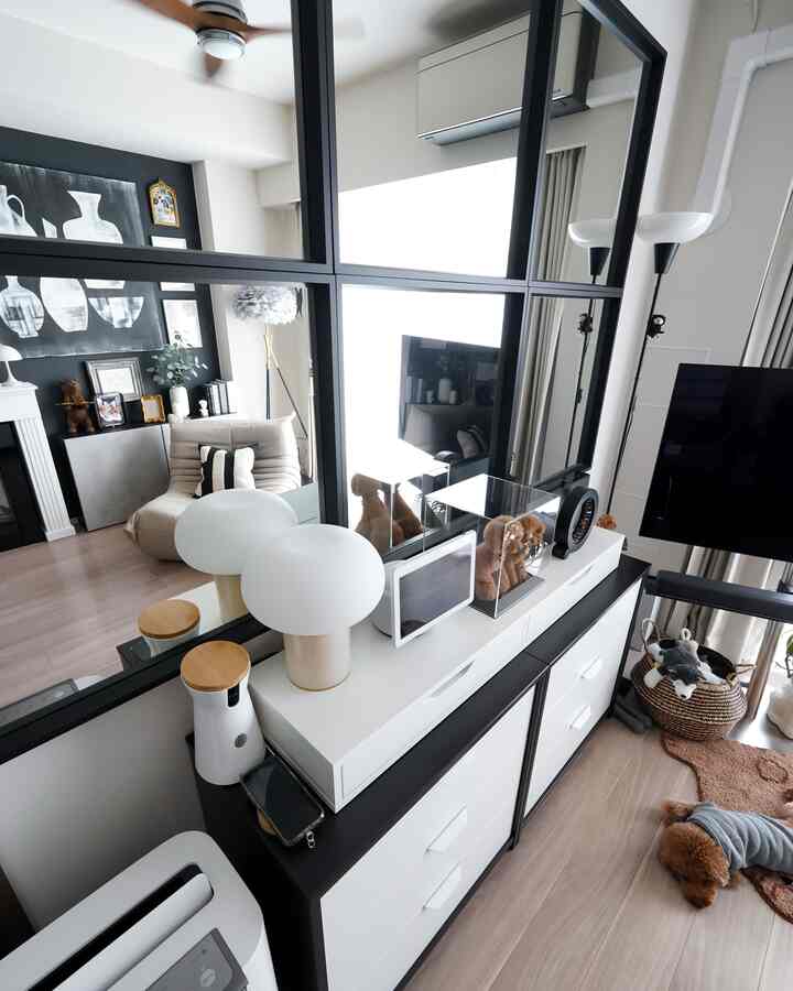 ホワイトとナチュラルカラーのリビング、ペットベッドとアームチェアが配置されたミニマルなインテリア