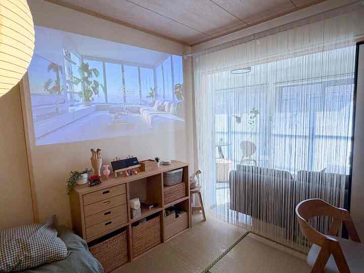 ナチュラルな木目調家具と白いストリングカーテンがある畳の部屋、明るく落ち着いた雰囲気の和風リビング