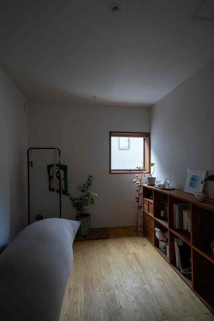 ナチュラルな木目調の床と本棚がある、一人暮らし向けの小さなホームオフィス兼読書スペース