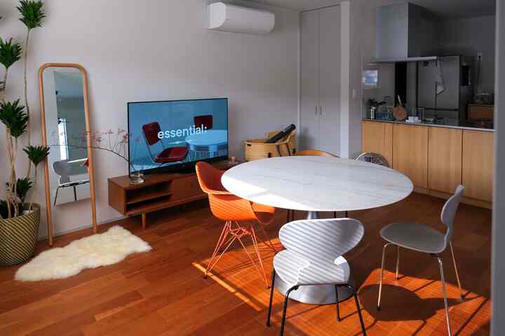 🇯🇵 3LDK｜淡いグレーに色が映える、家族が集まる2階リビングの家