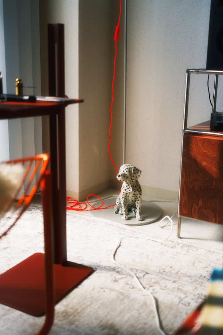 白を基調としたコーナーに赤いフロアランプとダルメシアンのオブジェが配置された印象的な空間