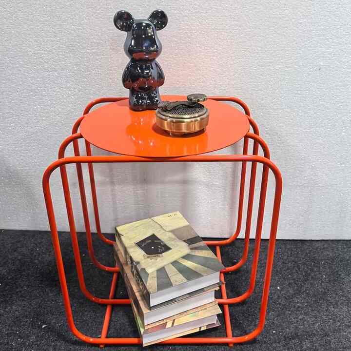 オレンジ ハイライト ミニマリストスタイル サイドテーブル