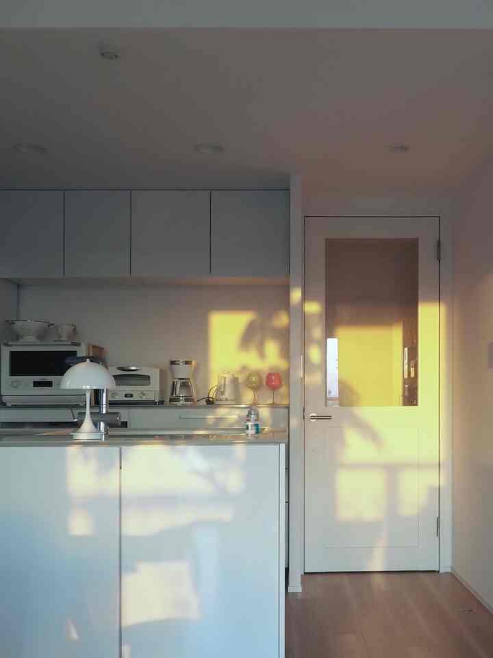 ある穏やかな夕刻。
ふと目にした光が綺麗でした。キッチンはずっとなかなか完成形に持って行けず、まず飾り棚つけるかどうか、とか、コーヒーメーカーを導入するか、とか色々議論を重ねてますがゴールはまだ見えません🥹ゆっくり揃えていきたいと思います☺️☺️

#whitekitchen #ホワイトキッチン #kitcheninterior #minimalkitchen