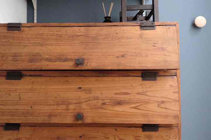 We got rid of the built-in furniture in the entrance and replaced it with vintage Japanese furniture that was used as a cupboard in the previous house.

#Entrance #靴箱 #ウォールフック #muutodots
#MUJI #アクセントクロス #マンションリノベーション