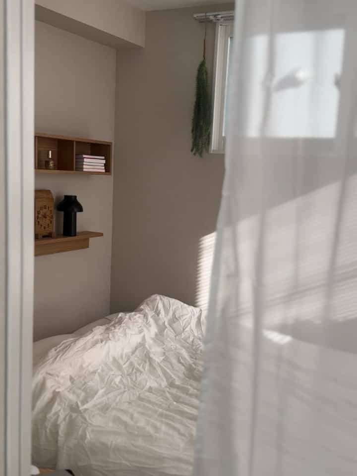 シンプルな掛け布団カバー🛏️
無印良品は安定に良き🙆‍♀️
　
#掛け布団カバー #ベッドメイク #寝室 #2人暮らしインテリア