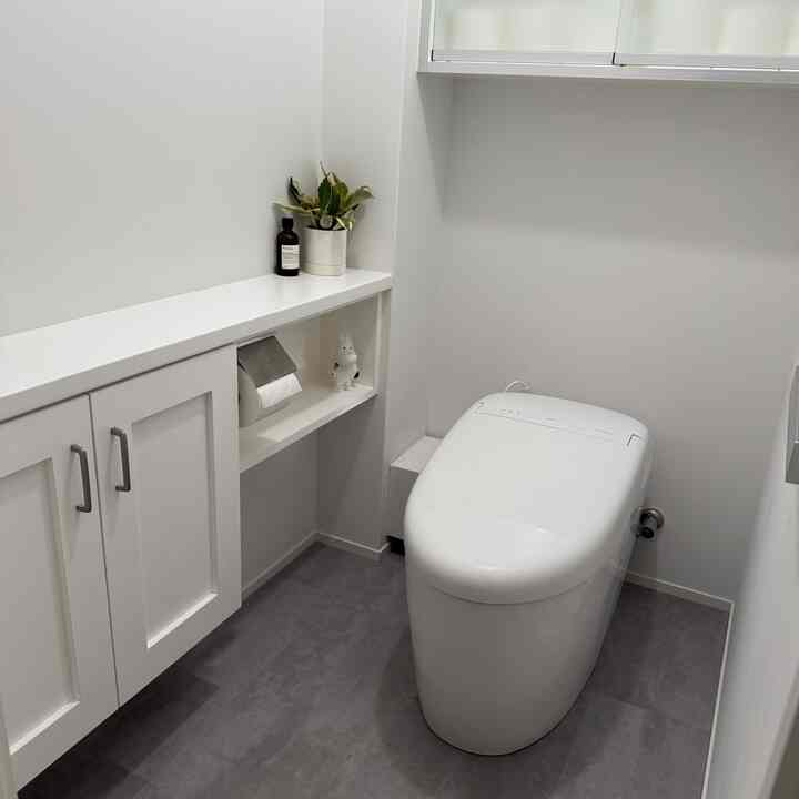 わが家のTOILET🚽
トイレはTOTOのネオレストです。
棚と後ろのすりガラスの収納棚は造作で作ってもらいました。 


#TOTOネオレスト
#造作棚
#カワジュンペーパーホルダー
# イソップ
#ムーミンフィギュアARABIA