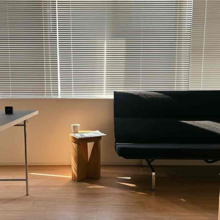 Saat aku linglung, hari yang indah datang bersinar.
　　　　　
#interior #インテリア #인테리어 #暮らしの記録 #konstantingrcic #hermanmiller #リビング #リビング小物 #リビングインテリア #ソファ #ソファインテリア #スツール #スツールチェア #テーブル #ダイニング #ダイニングテーブル #ブラインド