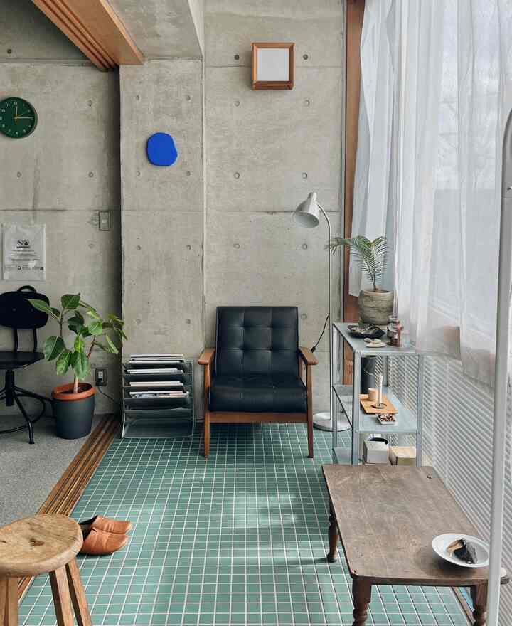 Lagipula, ini posisi sofa yang paling nyaman 🛋️🌞

#Pengenalan ruangan #インテリア #インテリア雑貨 #インテリア照明 #照明 #ソファー #スタンドライト #雑誌 #雑誌収納 #ラック #タイル #床タイル #IKEA #IKEA照明 #IKEA家具 #観葉植物