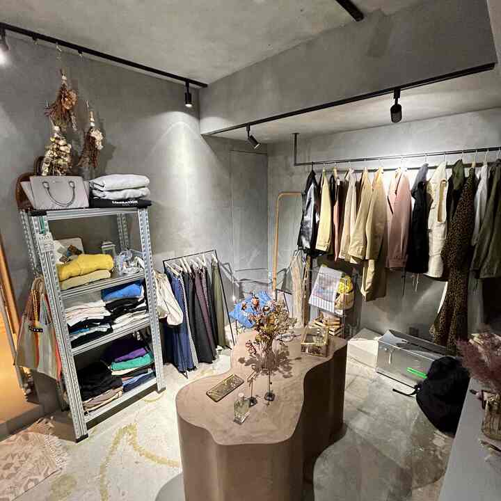 我が家のセレクトショップ風クローゼット部屋のこだわりポイントはこちら💁
・イソップ等の店舗でも使用されている塗料を採用し異空間的雰囲気🌚🌚🌚
・アイアンバーや飾り棚を使った見せる収納👁️👁️👁️
・とある湖の形に作ってもらった什器に眼鏡やアクセサリーを展示💍👓🕶️
・スタッフonly風の壁内収納は壁と同化させることでお部屋の雰囲気維持&収納力向上🥷

#リノベーションマンション #リノベーションしたい #マンションリノベーション事例 #マンションリノベーション事例 #マンションリノベ #セレクトショップのある暮らし #リノベクローゼット #セレクトショップ風クローゼット #服収納アイディア #服収納スペース #服好きの家 #コンクリートうちっぱなし #コンクリート打ちっぱなし風 #グレーの家 #グレーの塗装 #グレーの壁 #イソップのある生活 #イソップ風