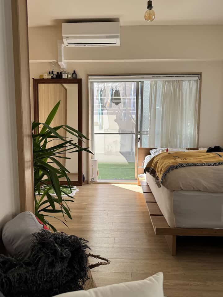 ベッドルーム🛏️ 南向きで日差しがよく入いる！
大きな鏡は服選びが楽しくなるからおすすめ！

#IKEA #lowya #ベッドルーム