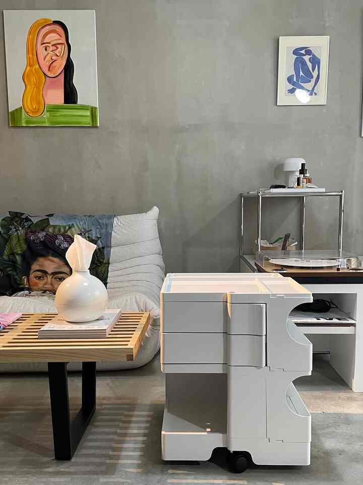 グレーの壁とホワイト家具が配置された一人暮らし向けのナチュラルモダンなリビングスペース