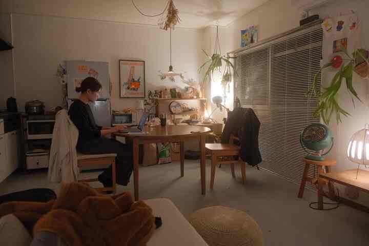 夜の作業スペース💻

#作業スペース
#ダイニング
#円形テーブル
#IKEA
#タイルカーペット
#間接照明 
#夜