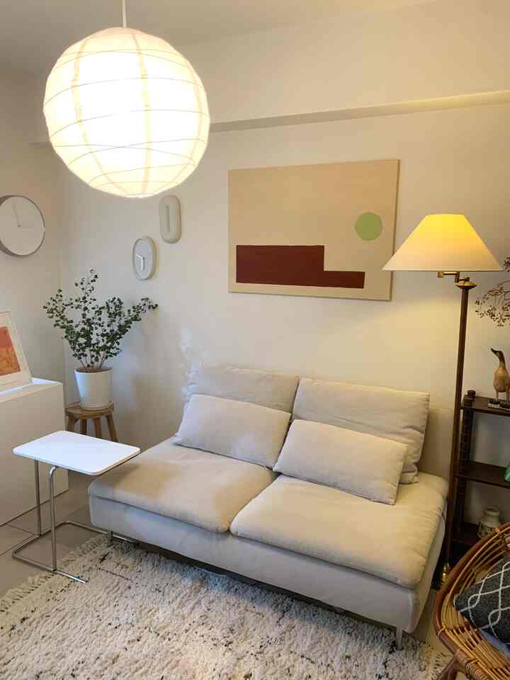 1番落ち着けるソファエリア🛋
すぐ上に大きなアートを飾ったこのバランスが
お気に入り🎨✨️

#アートウォール #DIY #リビング #間接照明 #ソファ #IKEA #賃貸マンション 

