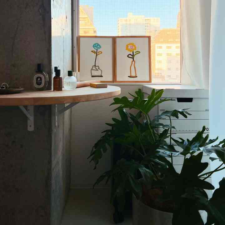 I've got more and more scented things

The entrance is starting to feel a bit noisy...

#interior #インテリア #인테리어 #暮らしの記録 #玄関 #玄関飾り #観葉植物 #アート #下駄箱 #収納 #収納箱 #収納インテリア #香水