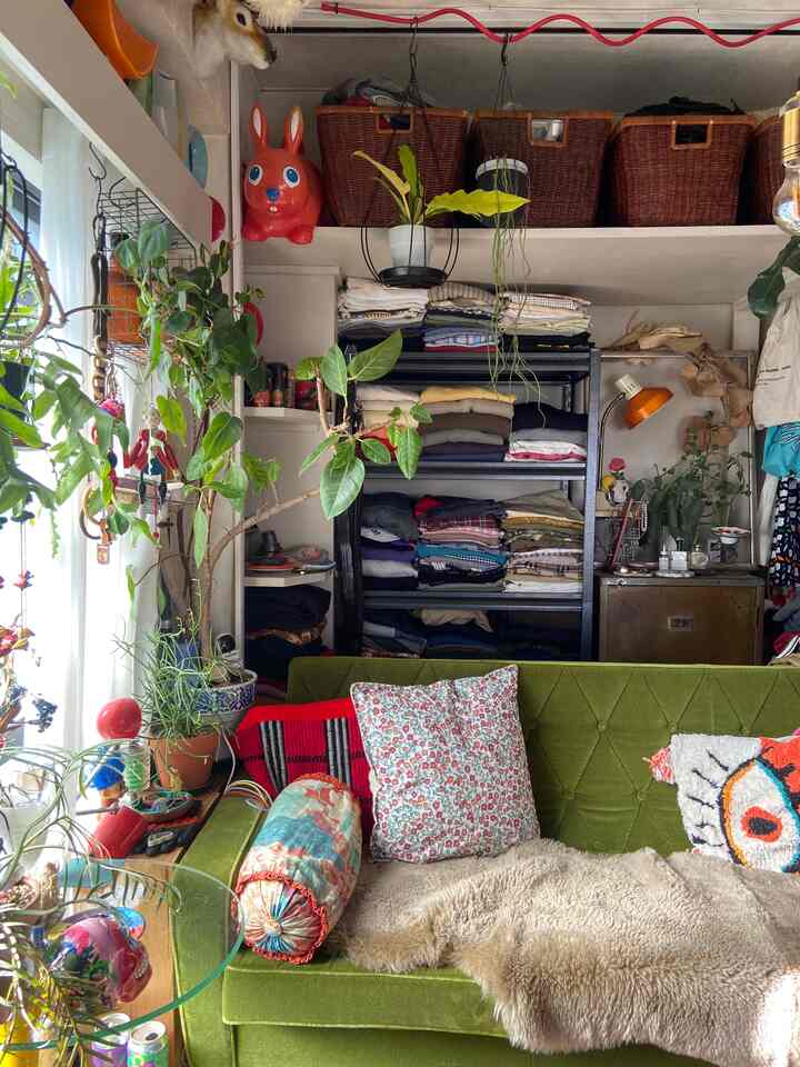 ソファにクッションがたくさん転がってる景色が好き。間に合わせで買ったカバーもあるから、もう少しこだわりたいなと思う今日この頃。
#ミッドセンチュリー #昭和レトロ #ヴィンテージ
#観葉植物 #グリーンインテリア #多国籍インテリア
#カリモク #ロビーチェア #リビングインテリア