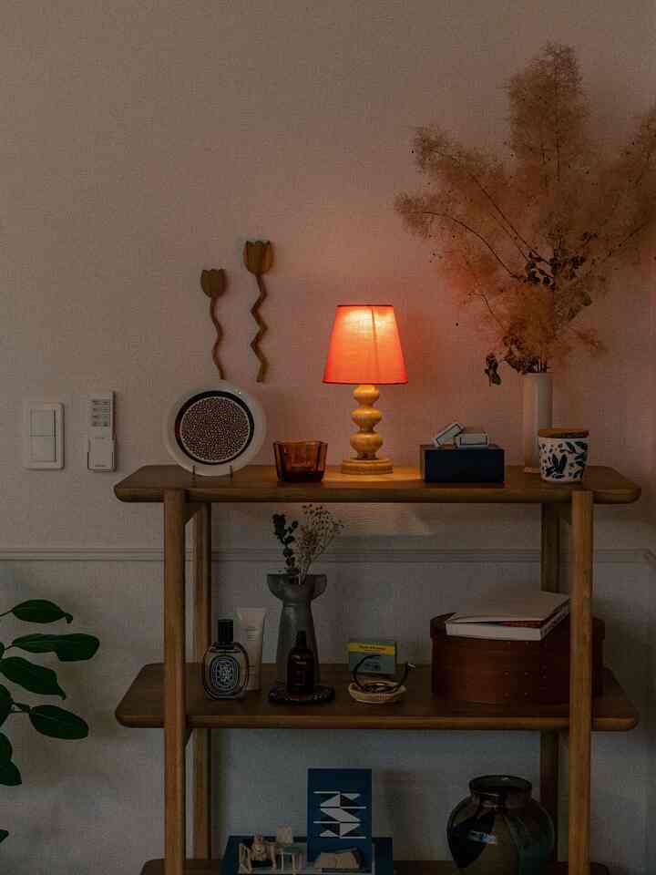 リビングに置いている棚
好きなものを飾っています
一応、それぞれの高さで色であったり、素材であったり、テイストを統一しています。 
#シェルフ #北欧インテリア #スタンド照明 #北欧テイスト #ナチュラルインテリア #棚 
