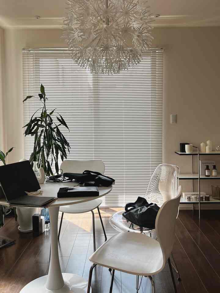 机の上が乱れてる、そんな日もあるね
持ち物は真っ黒派です
#ワンルーム #ワンルーム家具配置 #ワンルームインテリア #カフェテーブル #クリアチェア