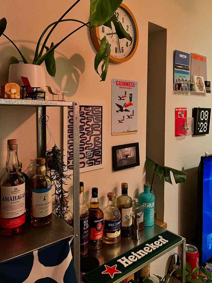 How is it already December? ⛄️🎄

This year flew by so fast it feels like January was just yesterday. 

Let’s make the most of these last few weeks of 2024! ✨

#interiordesign #myroom #livingwithplants #cozyvibes #apartmentdecor #homeinspo #interiorinspo #midcenturymodern #ikea #decorideas #interiorstyling #homebar 

#賃貸暮らし #賃貸インテリア#インテリア#観葉植物 #雑貨 #ホームバー 