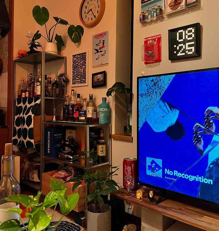 “仕事終わりの楽しみ。
家に帰って、ホームバーで一杯。

今日もお疲れさま、自分。🍸✨

#interiordesign #myroom #livingwithplants #cozyvibes #apartmentdecor #homeinspo #interiorinspo #midcenturymodern #ikea #decorideas #interiorstyling #homebar #retrointerior #vintage #whiskey 

#賃貸暮らし #賃貸インテリア#インテリア#観葉植物 #雑貨 #ホームバー #ミッドセンチュリー #お酒　#ウィスキー