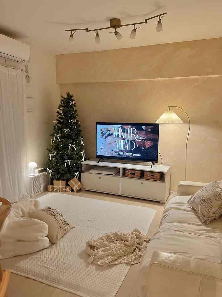 2024.12.1

とうとう12月𓂃 𓈒𓏸
遅くなったけどツリー出しました🎄🎀
今年はシンプルに白リボン🤍


#クリスマスツリー　#クリスマス　#christmas