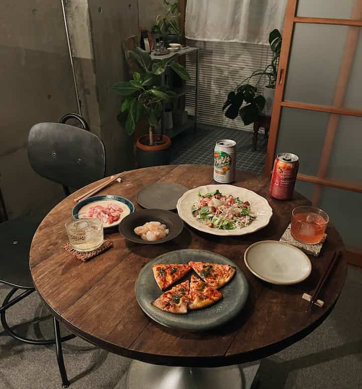 最近の夜ご飯🍳
今年はお家時間がより増えて、自炊も沢山頑張った
残り１ヶ月も楽しんで頑張りたい、、👨‍🍳

#リビング #器 #器のある暮らし #食器 #マグカップ #雑貨 #インテリア雑貨 #棚 #机 #丸テーブル #古家具 #アンティーク #ビンテージ #ガラス #ガラスカップ #グラス #観葉植物 #間接照明 #照明 #コンクリート #コンクリート打ちっぱなし 