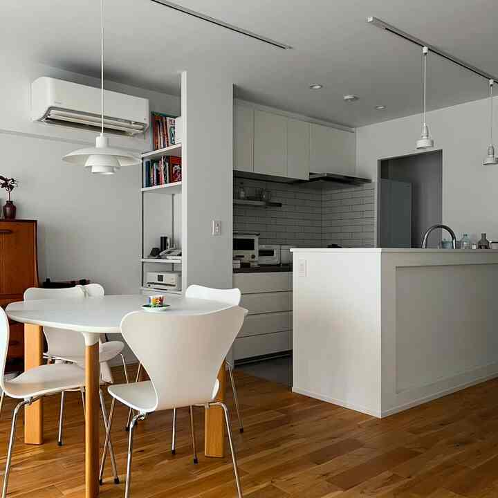 白を基調にしたダイニングキッチンです。


#フリッツハンセン
#フリッツハンセンANALOG（アナログ） / JH43
#セブンチェア
#ルイスポールセン
#Panasonicキッチン
#サブウェイタイル
#マンションリノベーション
#北欧インテリア
#北欧ヴィンテージ家具
#オークフローリング
#塗装壁

