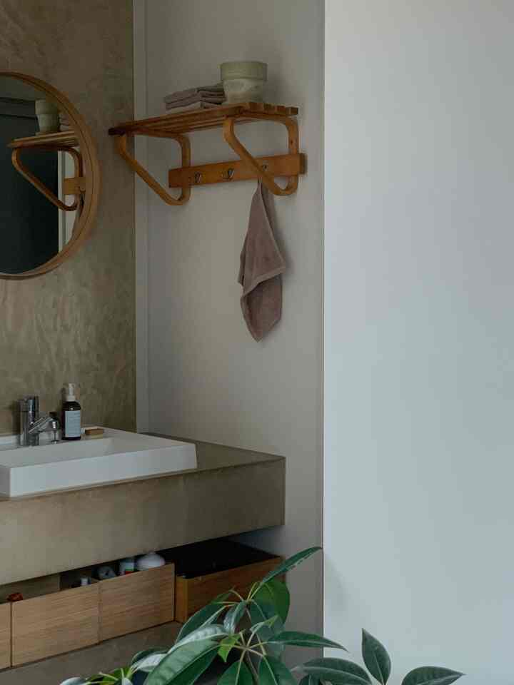 全体がモルタルで仕上がっている
密かに細かい拘りを1番詰め込んだ場所です🎄

#TEORI #無印良品 #ミラー 
#洗面台 #コートラック 
#インテリア #interior
#アルテック #Artek 