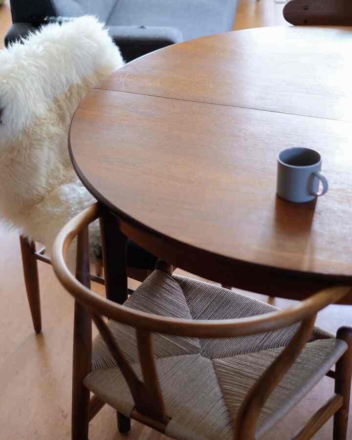 久しぶりにダイニングテーブルをメンテナンス。オイルでのメンテナンスは簡単で良い。

#dining #diningtable #ychair