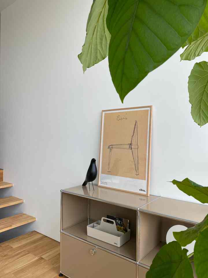 プルーヴェには珍しい全て木で出来た椅子
「Chaise Tout Bois」のポスター
第二次世界大戦中の金属不足の影響を受け
フランス語でオールウッドチェアという意味らしい

商品は4年前に復刻されており
その時の記念に頂いたポスターです

#jeanprouve
#poster
#vitra