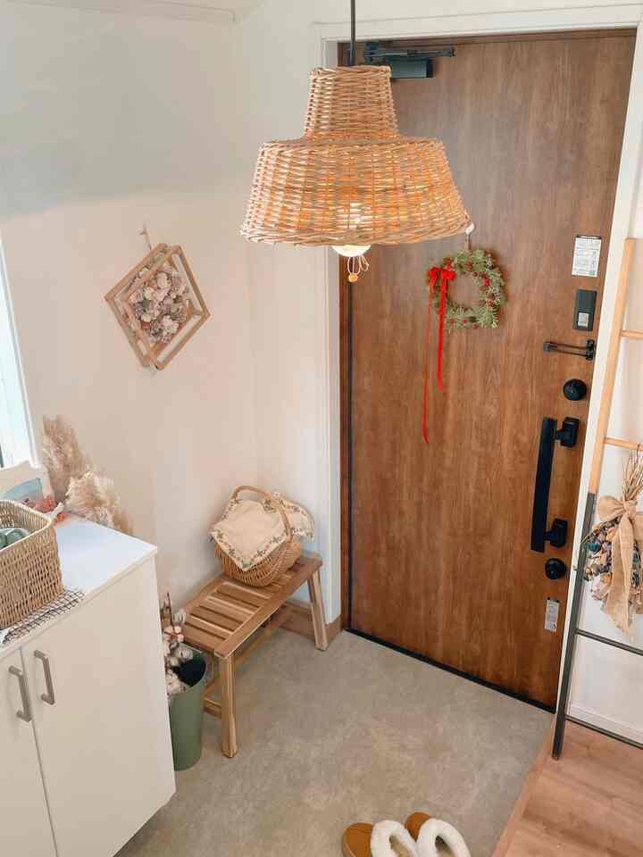 .
大掃除した玄関𓂃 🧹ˎˊ˗
主役は #モモナチュラル のラタンライト💡
この照明に合わせて小物を選んでる場所。
ラタンの小物にアクセントで緑。
運気はさがってしまうけど
ドライフラワーが多いなあ🪽
.
飾ってあるリースは簡単節約てづくりリース🎄
#玄関 #カフェインテリア 
#玄関飾り #ドライフラワー 
#玄関用ベンチ 
