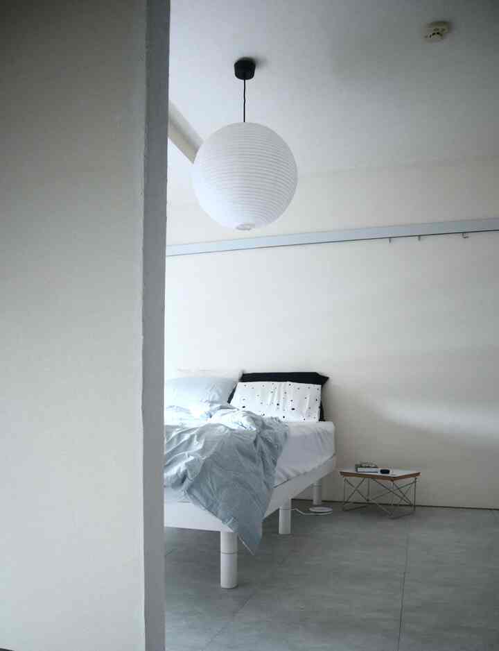 
寝室のペンダントライトはHAYのライスペーパーシェイドの50cmを使っています ☺︎
大きさに迷っていて60cmならインパクトあるからそちらでも良かったかもと思っています。

この写真は夏頃撮ったのでベッドリネンも変えたいなと思っています。
ちなみにカバーはIKEAの細かめのブルーのストライプ。
すのこベッドのホワイトをgetしてホワイト多めの爽やかな雰囲気。

今はちょっと模様替えしたので写真は投稿を遡っていただければと思います♪




#Koreaninterior #Koreainterior #韓国インテリア #無機質インテリア #シンプルなインテリア #シンプルインテリア #インテリア #インテリア家具 #インテリア配色 #インテリア照明 #インテリア小物 #ベッドルームスタイリング #ベッドルーム #寝室照明 #寝室 #寝室の家具 # #寝室の照明 #寝室のデザイン #シンプリスト #ミニマリズム 
