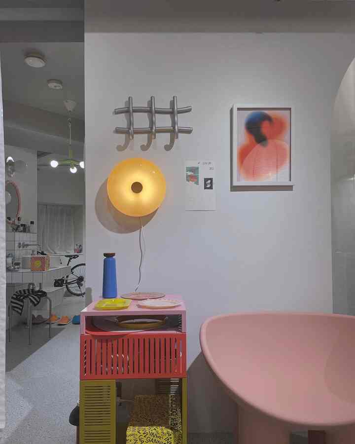 装飾したかった壁にやっと着手！
Wekinoのリールハンガーはオブジェとして使うつもり。ポスターは海外から取り寄せました。アンビエントな雰囲気が我が家にピッタリ。

#カラフル #カラフルなインテリア #ミニマルポップ #IKEA #リノベーション 