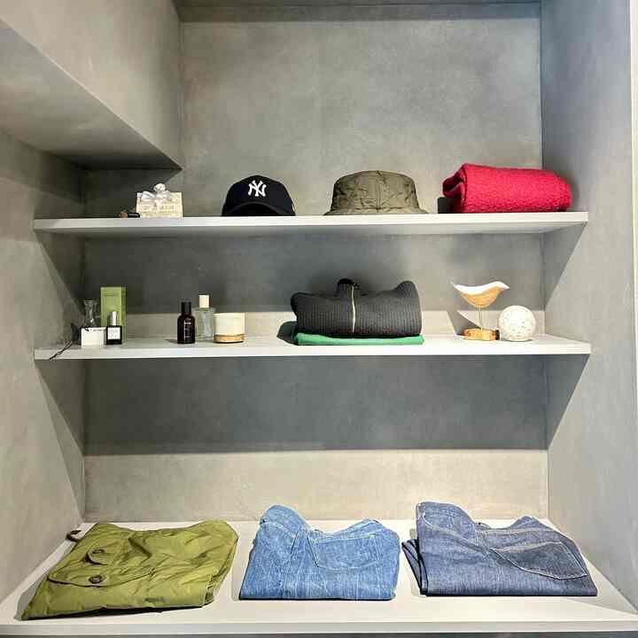 こちらの棚にはお気に入りのニットやデニム、
帽子など気分の上がるものを置いています。
見るだけで気分が上がるので
とてもお気に入りの空間です💭

#リノベーションマンション #リノベーションしたい #マンションリノベーション事例 #マンションリノベーション事例 #マンションリノベ #セレクトショップのある暮らし #リノベクローゼット #セレクトショップ風クローゼット #服収納アイディア #服収納スペース #服好きの家 #コンクリートうちっぱなし #コンクリート打ちっぱなし風 #グレーの家 #グレーの塗装 #グレーの壁 #イソップのある生活 #イソップ風