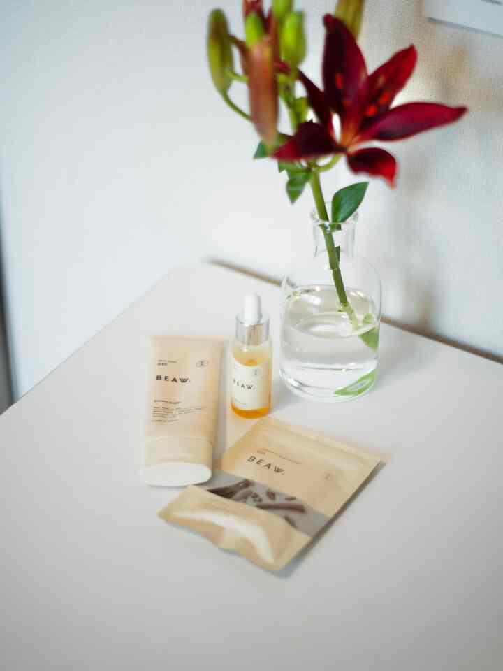 お気に入りのスキンケアとnewの花瓶🌸
#スキンケア #花瓶 #デスク