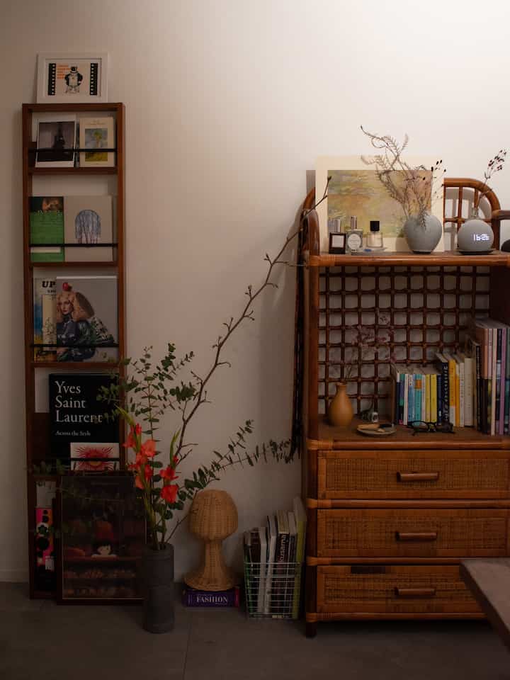 ブラウンのラタン家具と花瓶が配置された一人暮らし向けのワンルームインテリア空間