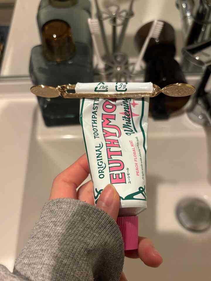 Cute toothpaste makes me excited🌈
Found this at Costco
I need to do some major cleaning...
#BathroomInterior #洗面台 #マウスウォッシュボトル #洗面収納